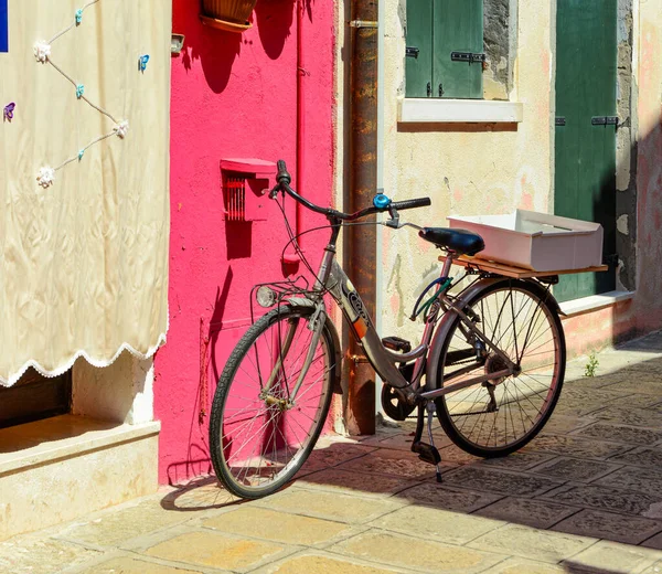 Bicycles Parked Front Colorful House Burano Island Venice Italy — Stok fotoğraf