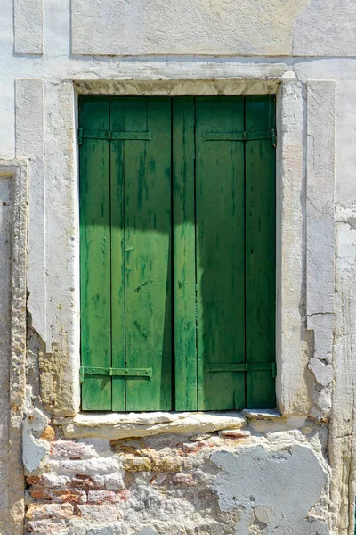 Green Window Cracked Concrete Wall Overlooking Red Bricks Burano Island — 图库照片