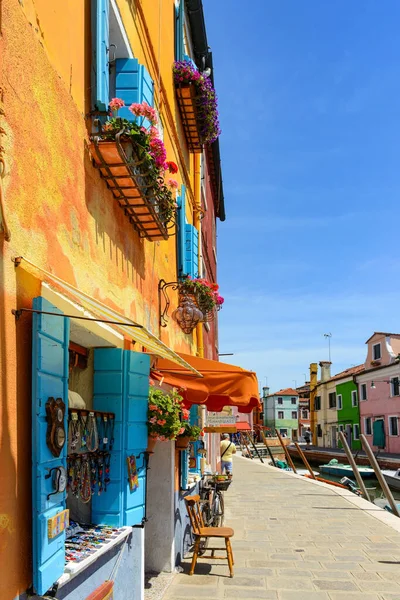 Burano Island Venice Italy July 2022 Bicycles Parked Front Brightly — Stok fotoğraf