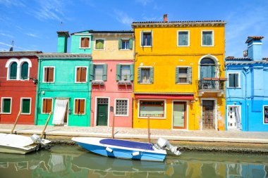 Burano Adası 'ndaki kanalda renkli evler. Ünlü seyahat merkezi, Venedik, İtalya.
