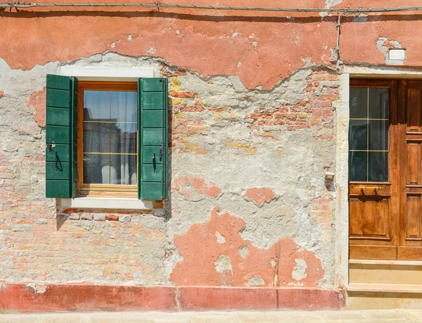 イタリア ブラーノ島の家の緑の窓と木製のドア — ストック写真