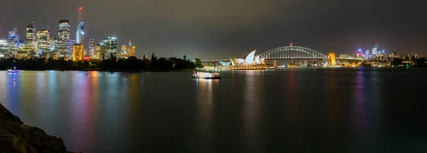 Geceleri Sydney Gökyüzü Manzarası Limandaki Işık Yansımalarını Içeriyor — Stok fotoğraf