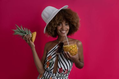 Tatilde ve yaz etkinliğinde olan mutlu bir kadın. Manken, Afrikalı, kıvırcık saçlı, tropikal kıyafetli.