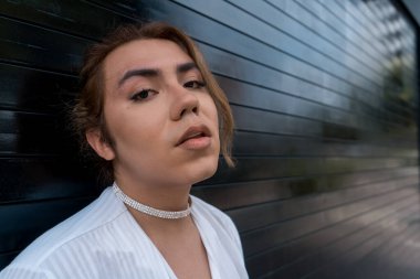 İkili olmayan, elinde telefonla sohbet eden, caddede siyah kapıya dayanan, hatırlayan.