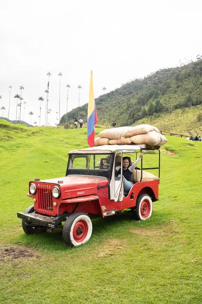 Giovane donna latina in Jeep Willys in Valle del Cocora, Salento, Colombia, Sud America — Foto Stock