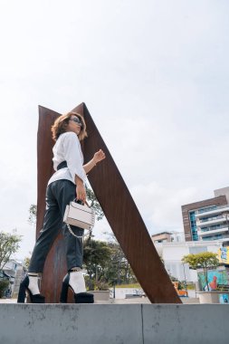 Siyah-beyaz, topuklu ayakkabı ve korse giyerek sokakta modellik yapmak yasaktır. Dikey yüksek kalite fotoğraf