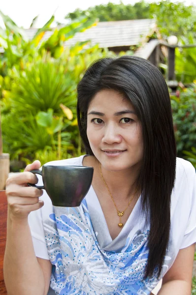 güzel Asyalı kadın kahve keyfini çıkarın.