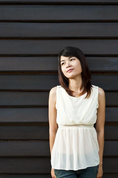 güzel Asyalı kadın kılığında.