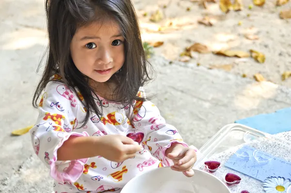 Piccola ragazza asiatica che fa gelatina . — Foto Stock