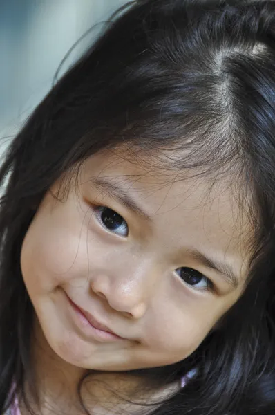 Piccola ragazza asiatica con un bel sorriso . — Foto Stock