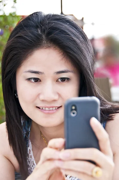 bir cep telefonu kullanarak güzel Asyalı kadın.