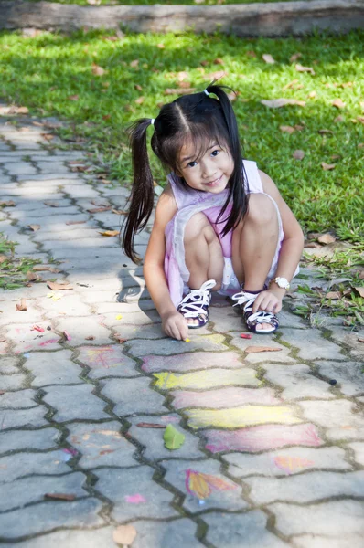 parkta oynarken küçük Asyalı kız.