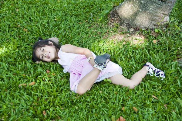 Piccola ragazza asiatica che gioca nel parco . — Foto Stock