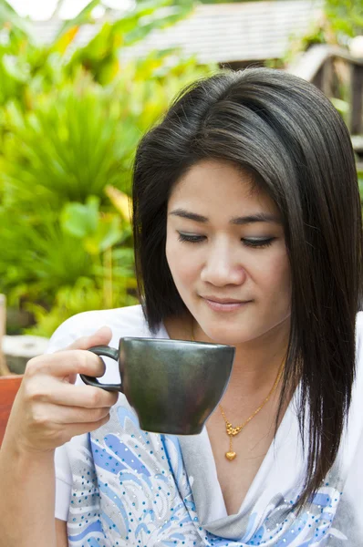 güzel Asyalı kadın kahve keyfini çıkarın.