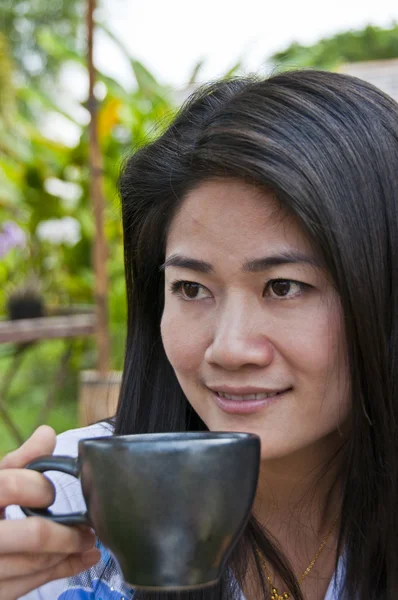 güzel Asyalı kadın kahve keyfini çıkarın.