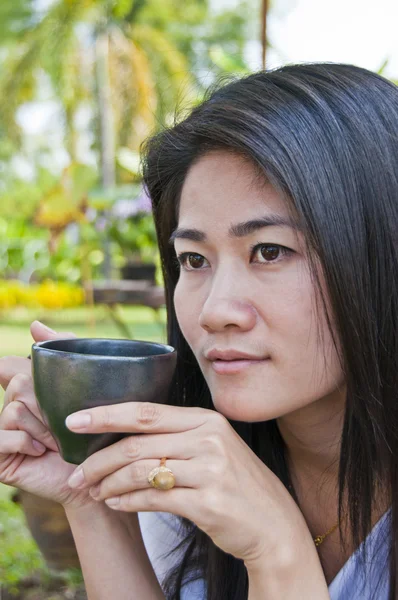 güzel Asyalı kadın kahve keyfini çıkarın.