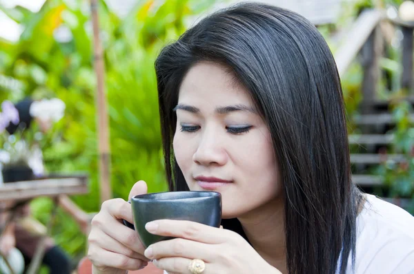 güzel Asyalı kadın kahve keyfini çıkarın.
