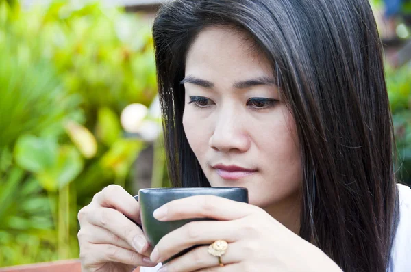 güzel Asyalı kadın kahve keyfini çıkarın.
