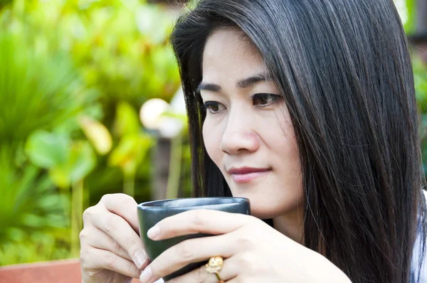güzel Asyalı kadın kahve keyfini çıkarın.