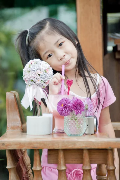 Little Asian girl enjoy strawberry smoothie. — Stock Photo, Image