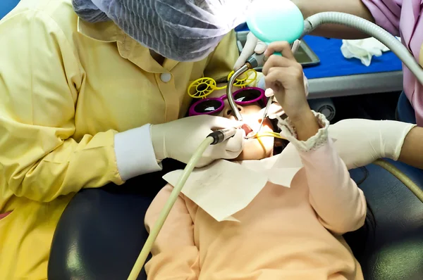 küçük Asyalı kız görmek diş hekimi.