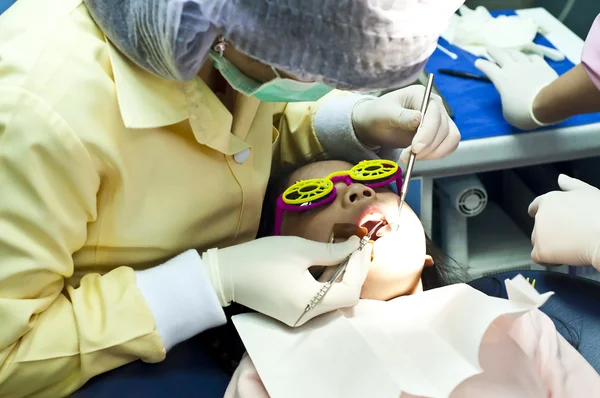 küçük Asyalı kız görmek diş hekimi.