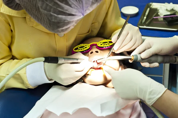 küçük Asyalı kız görmek diş hekimi.