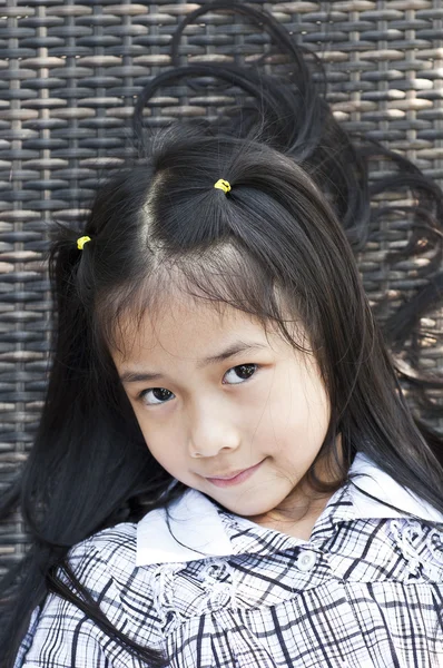 küçük Asyalı kız poz.