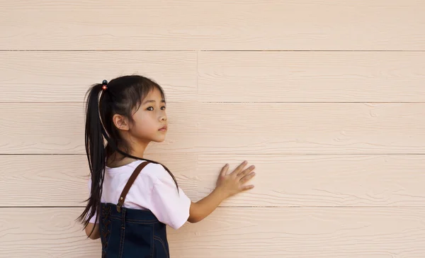 küçük Asyalı kız poz.