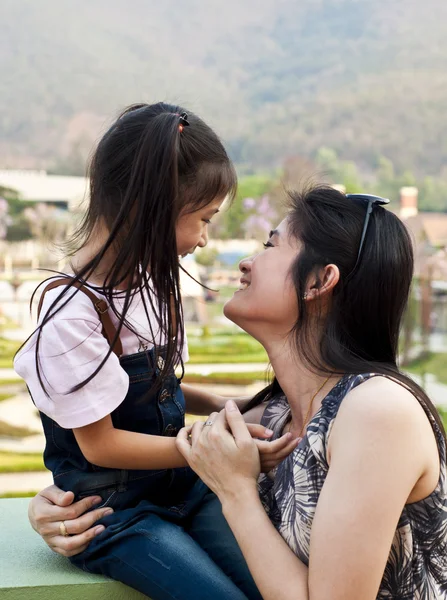 小小的亚洲女孩和妈妈在游乐园. — 图库照片