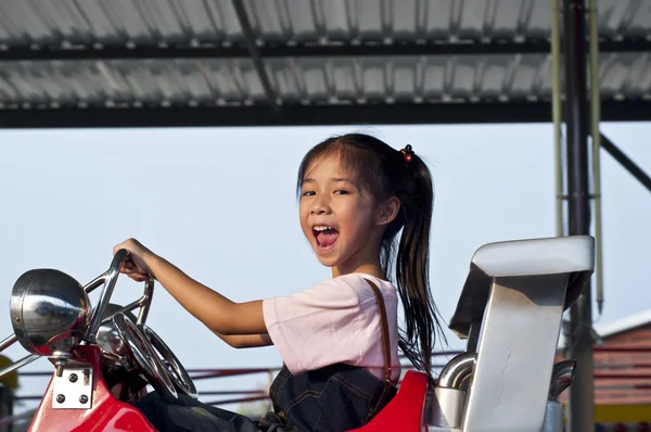 oyuncak araba eğlence parkında küçük Asyalı kız.