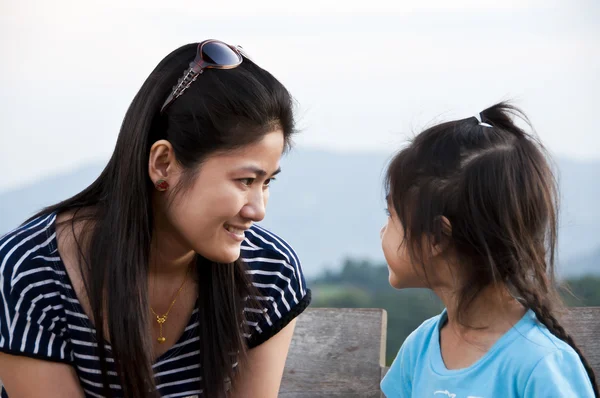 Piccola ragazza asiatica e mamma sorridente . — Foto Stock