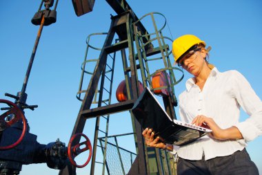 bir petrol sahası içinde kadın mühendis