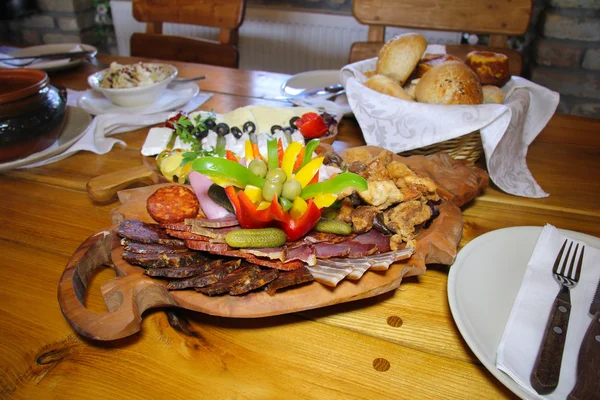 Meat and Cheese with Vegetables on a Wooden Plate — Stock Photo, Image