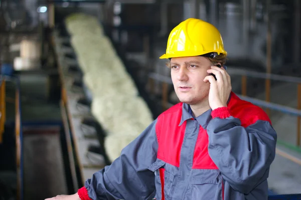 Trabalhador industrial falando no telefone celular — Fotografia de Stock