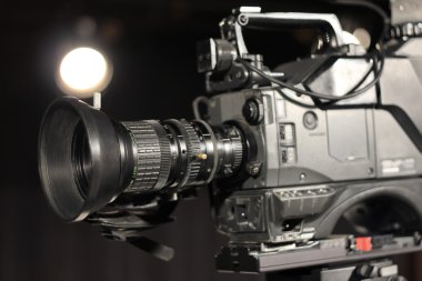 tv stüdyo kamerada