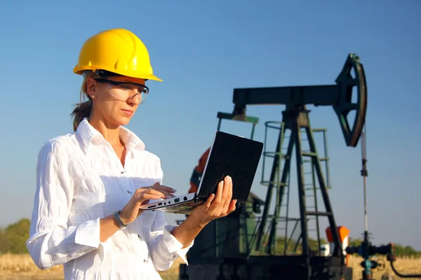 Femme d'affaires dans un champ pétrolifère Photos De Stock Libres De Droits