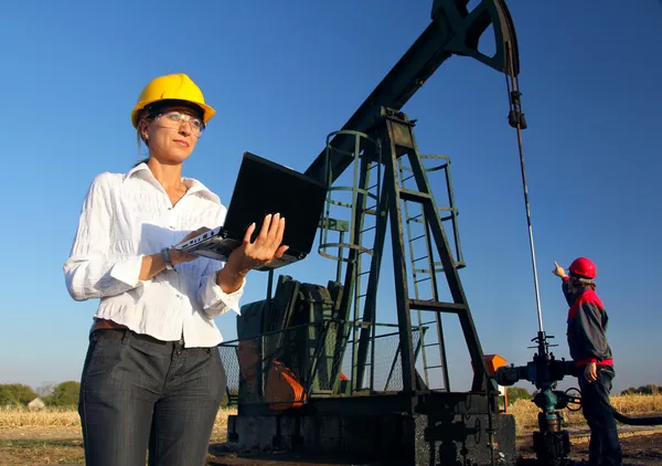 Trabalhadores em um campo petrolífero, trabalho em equipe Fotos De Bancos De Imagens