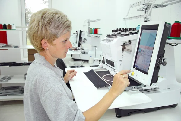 Vrouw die werkt in een fabriek — Stockfoto