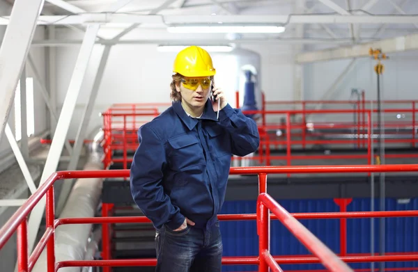 Industrial worker talking on cell phone — Stock Photo, Image