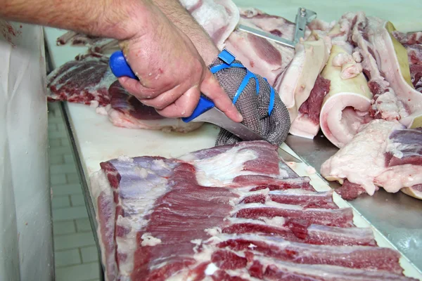 The butcher cuts fresh bacon — Stock Photo, Image