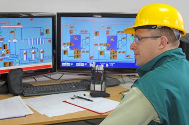 kontrol odasında sanayi işçisi
