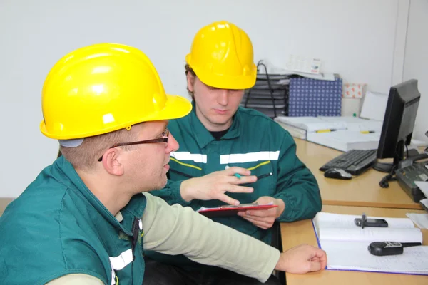 Lavoratori industriali in sala di controllo, lavoro di squadra — Foto Stock