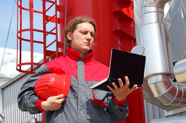 Trabajador industrial con cuaderno —  Fotos de Stock