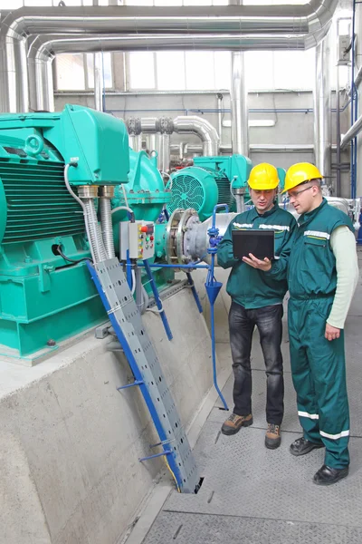 Trabajadores industriales con cuaderno, trabajo en equipo — Foto de Stock