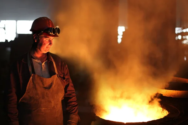Industrial worker in a foundry — Stock Photo, Image