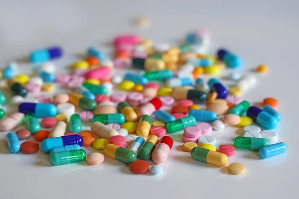 Cápsulas Coloridas Pastillas Tabletas Mesa Blanca Tratamiento Médico — Foto de Stock
