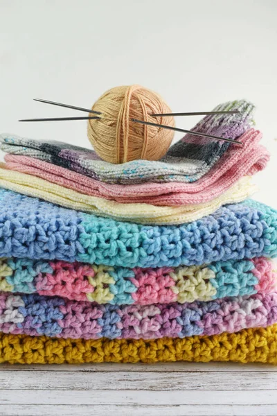 Yarn Knitting Knitting Needles Handmade Knitted Items White Background Hobby — Stock Photo, Image