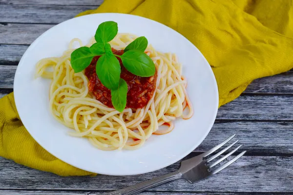 Pyszne Włoskie Spaghetti Sosem Pomidorowym Świeżą Bazylią Zdrowy Gotowany Makaron — Zdjęcie stockowe