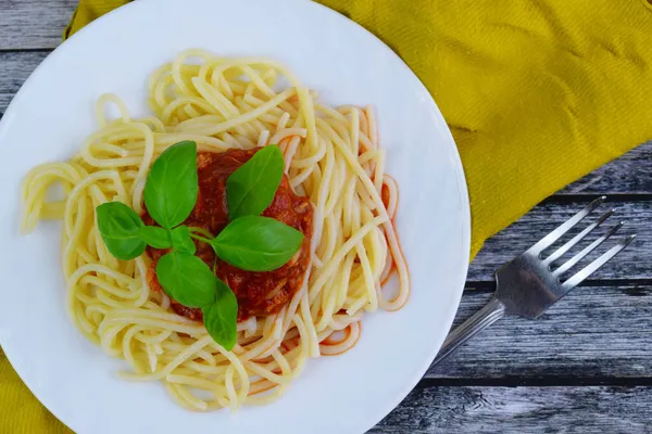 おいしいイタリアのスパゲティトマトソースと新鮮なバジル 夕食とランチのための健康的な調理パスタグルメレストラン — ストック写真